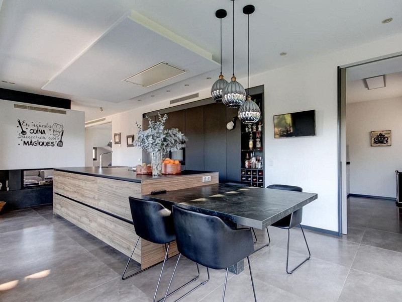 Villa contemporánea con jardín y piscina en Santa Agnes de Malanyanes, La Roca del Valles, Barcelona. Foto:  26