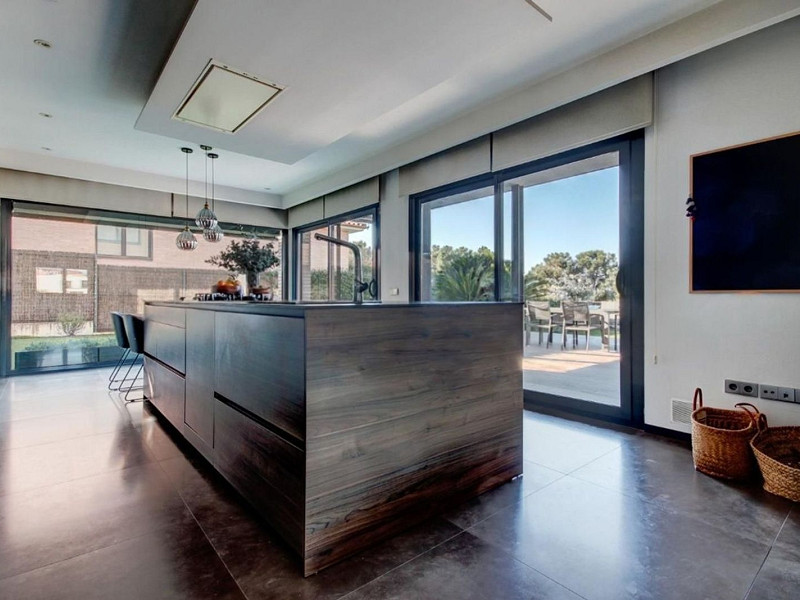 Villa contemporánea con jardín y piscina en Santa Agnes de Malanyanes, La Roca del Valles, Barcelona. Foto:  27