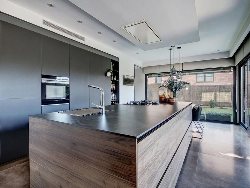 Villa contemporánea con jardín y piscina en Santa Agnes de Malanyanes, La Roca del Valles, Barcelona. Foto:  28