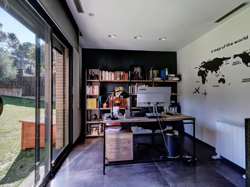Villa contemporánea con jardín y piscina en Santa Agnes de Malanyanes, La Roca del Valles, Barcelona. Foto:  29