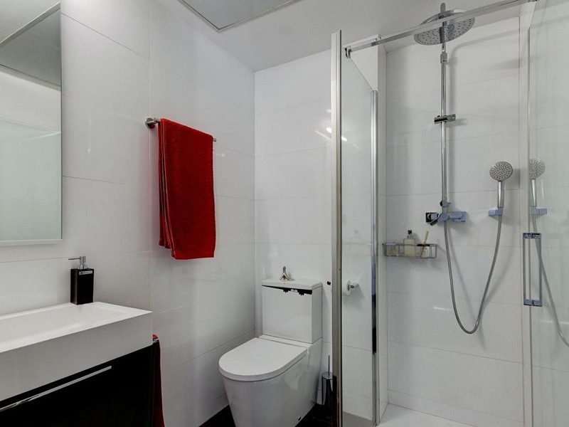 Villa contemporánea con jardín y piscina en Santa Agnes de Malanyanes, La Roca del Valles, Barcelona. Foto:  30