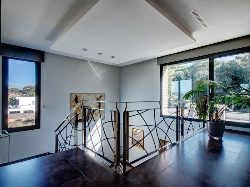 Villa contemporánea con jardín y piscina en Santa Agnes de Malanyanes, La Roca del Valles, Barcelona. Foto:  31