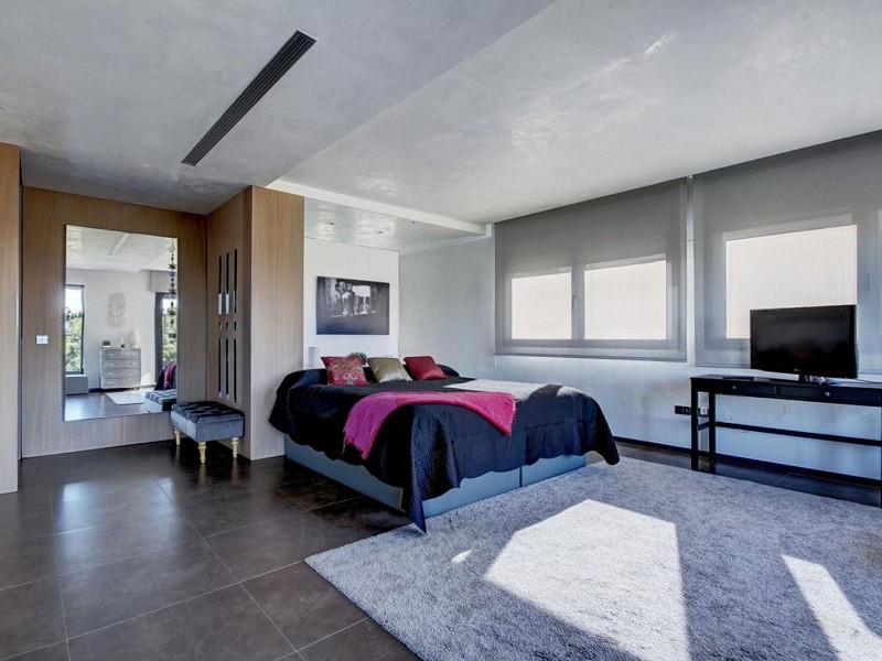 Villa contemporánea con jardín y piscina en Santa Agnes de Malanyanes, La Roca del Valles, Barcelona. Foto:  32