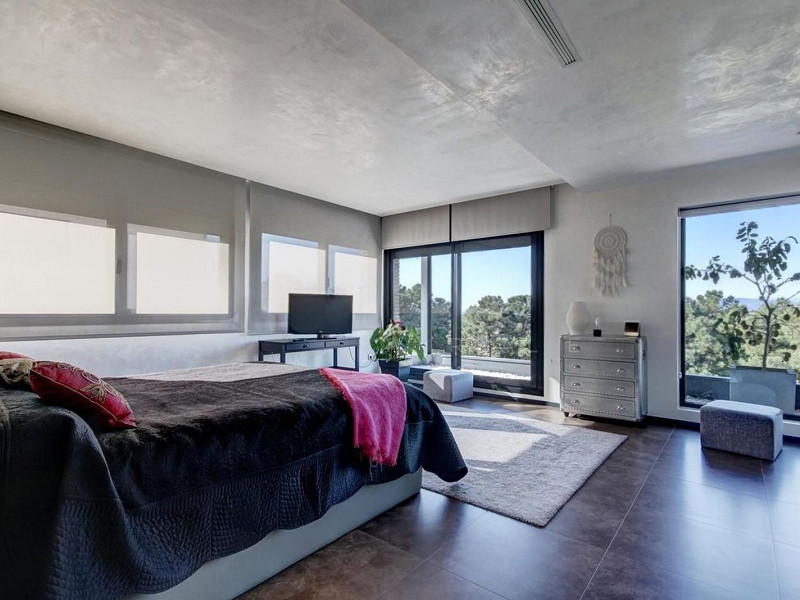 Villa contemporánea con jardín y piscina en Santa Agnes de Malanyanes, La Roca del Valles, Barcelona. Foto:  33