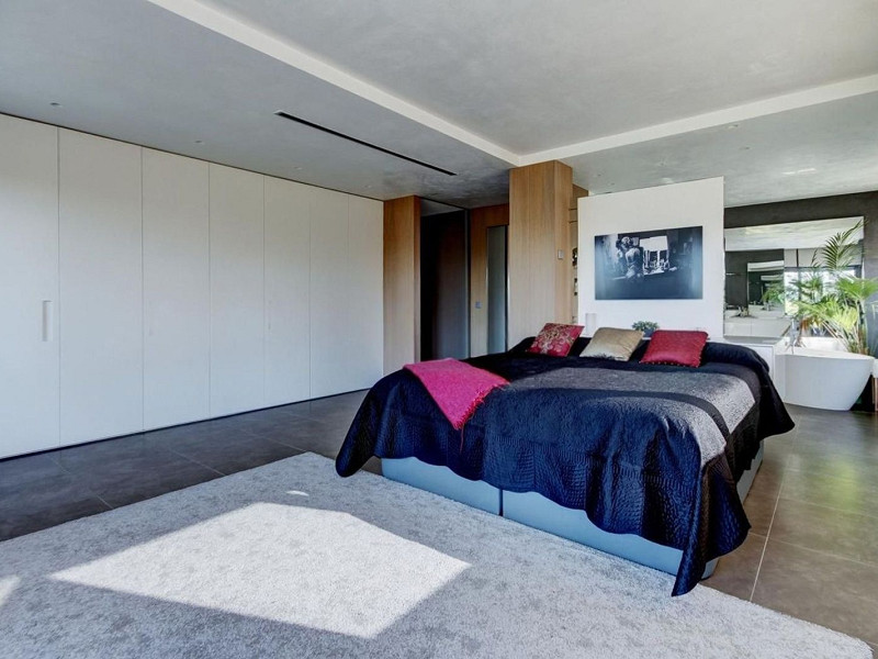 Villa contemporánea con jardín y piscina en Santa Agnes de Malanyanes, La Roca del Valles, Barcelona. Foto:  34