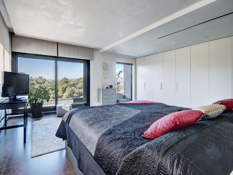 Villa contemporánea con jardín y piscina en Santa Agnes de Malanyanes, La Roca del Valles, Barcelona. Foto:  35