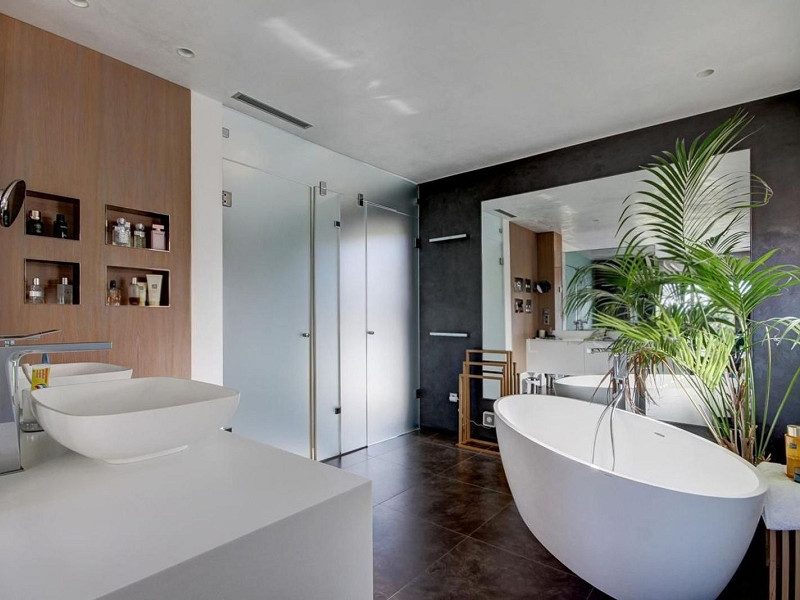 Villa contemporánea con jardín y piscina en Santa Agnes de Malanyanes, La Roca del Valles, Barcelona. Foto:  36