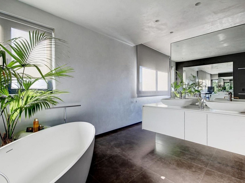 Villa contemporánea con jardín y piscina en Santa Agnes de Malanyanes, La Roca del Valles, Barcelona. Foto:  37