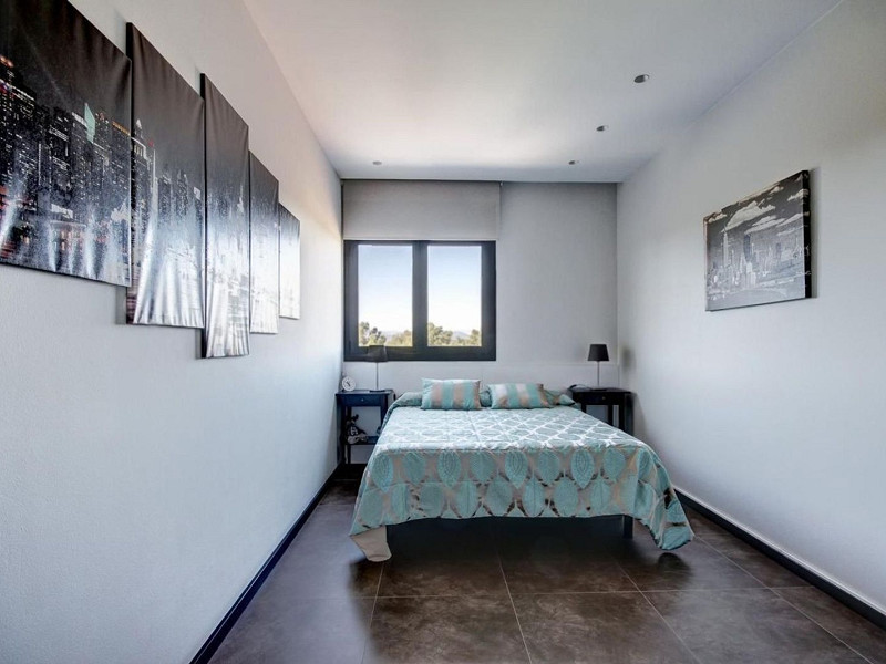 Villa contemporánea con jardín y piscina en Santa Agnes de Malanyanes, La Roca del Valles, Barcelona. Foto:  38