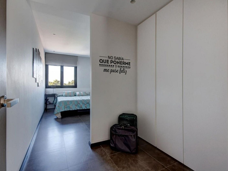 Villa contemporánea con jardín y piscina en Santa Agnes de Malanyanes, La Roca del Valles, Barcelona. Foto:  40