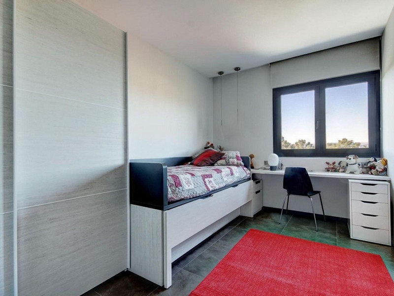 Villa contemporánea con jardín y piscina en Santa Agnes de Malanyanes, La Roca del Valles, Barcelona. Foto:  42