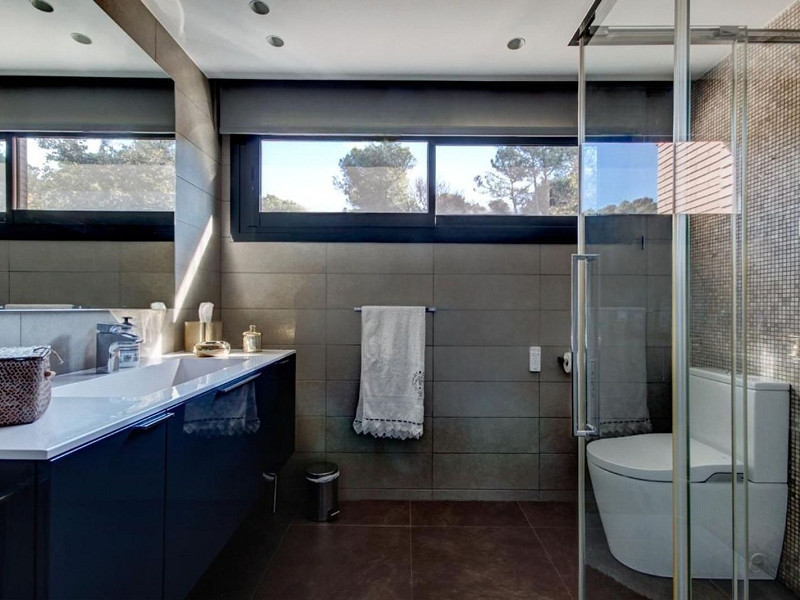 Villa contemporánea con jardín y piscina en Santa Agnes de Malanyanes, La Roca del Valles, Barcelona. Foto:  43