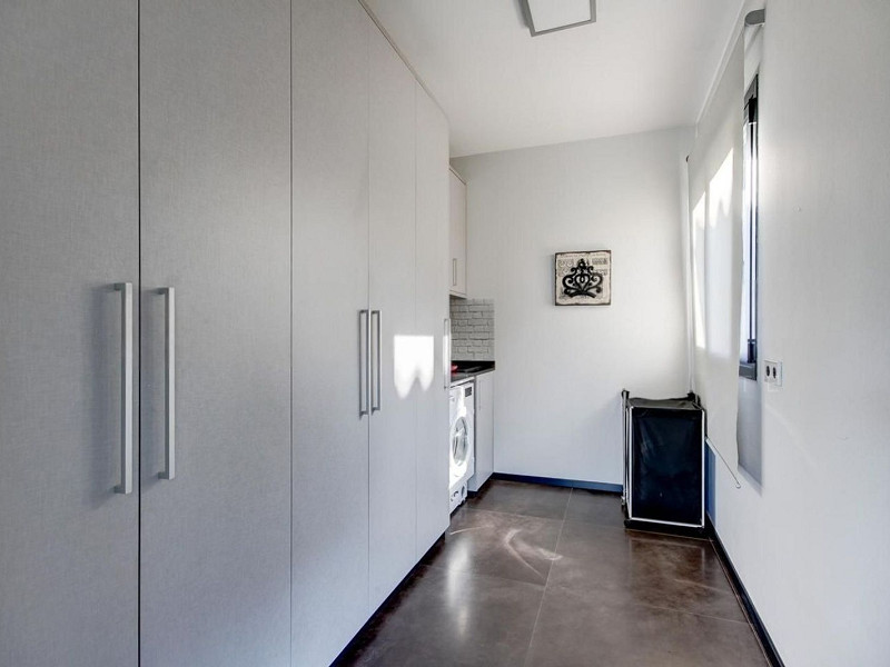 Villa contemporánea con jardín y piscina en Santa Agnes de Malanyanes, La Roca del Valles, Barcelona. Foto:  44