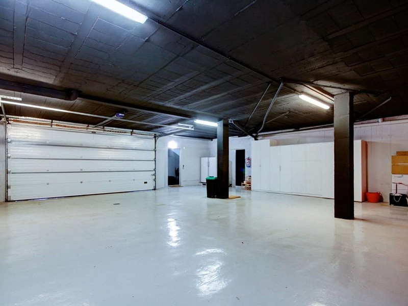 Villa contemporánea con jardín y piscina en Santa Agnes de Malanyanes, La Roca del Valles, Barcelona. Foto:  45