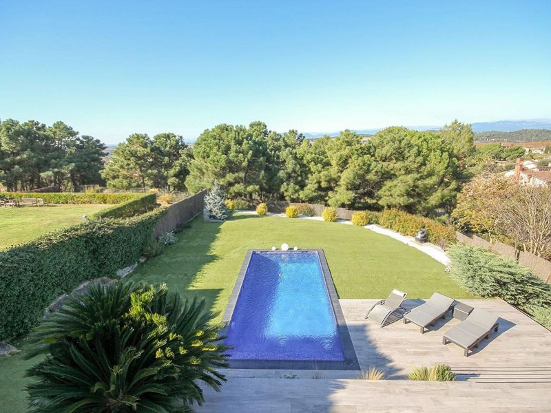 Villa contemporánea con jardín y piscina en Santa Agnes de Malanyanes, La Roca del Valles, Barcelona. Foto:  47