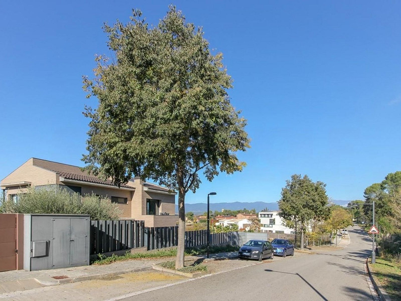 Villa contemporánea con jardín y piscina en Santa Agnes de Malanyanes, La Roca del Valles, Barcelona. Foto:  48