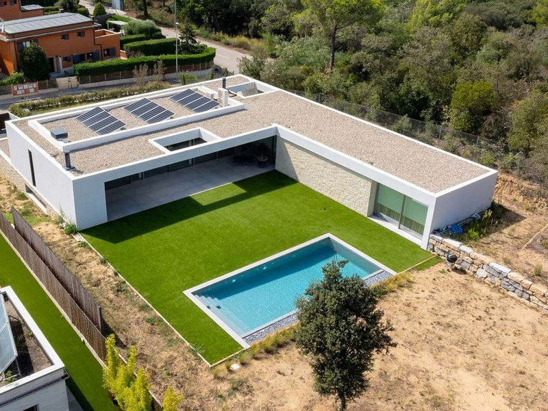 Villa contemporánea con vistas al campo de golf y la montaña en La Roca del Valles, Barcelona