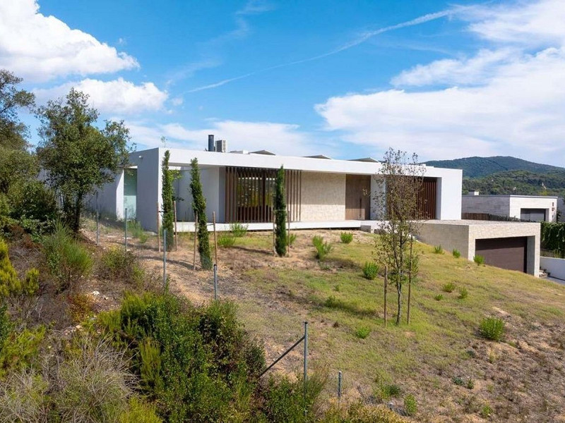 Villa contemporánea con vistas al campo de golf y la montaña en La Roca del Valles, Barcelona. Foto:  3