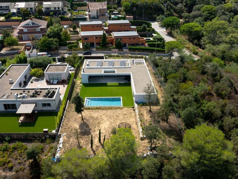 Villa contemporánea con vistas al campo de golf y la montaña en La Roca del Valles, Barcelona. Foto:  4