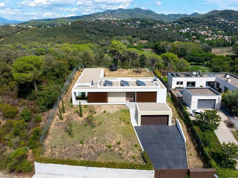Villa contemporánea con vistas al campo de golf y la montaña en La Roca del Valles, Barcelona. Foto:  5