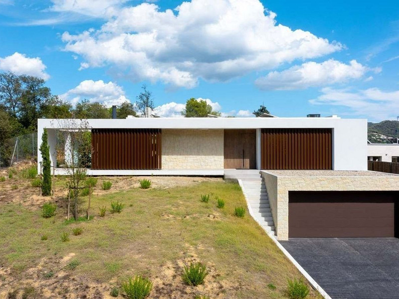 Villa contemporánea con vistas al campo de golf y la montaña en La Roca del Valles, Barcelona. Foto:  6