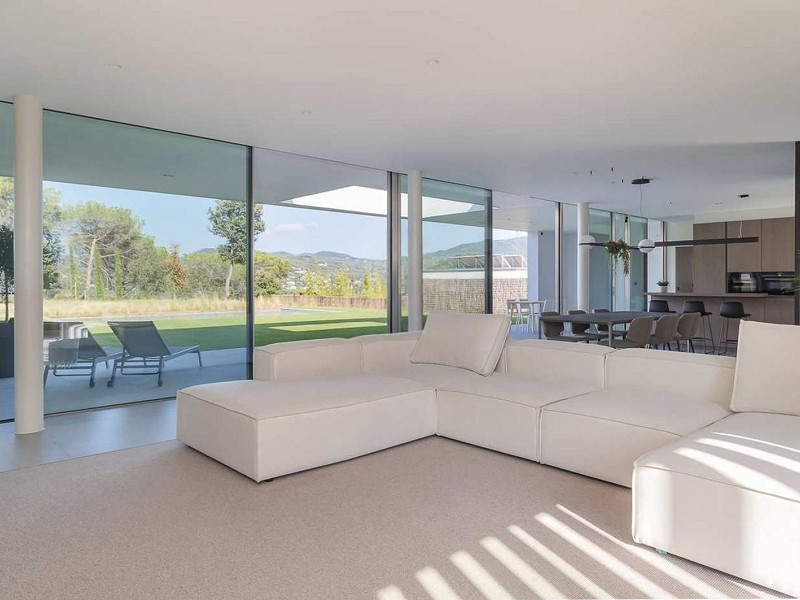 Villa contemporánea con vistas al campo de golf y la montaña en La Roca del Valles, Barcelona. Foto:  8
