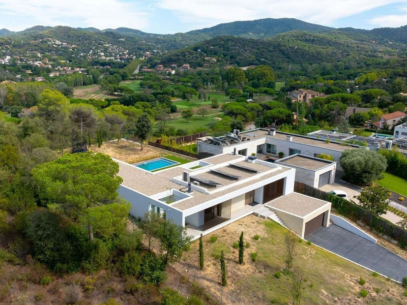 Villa contemporánea con vistas al campo de golf y la montaña en La Roca del Valles, Barcelona. Foto:  9