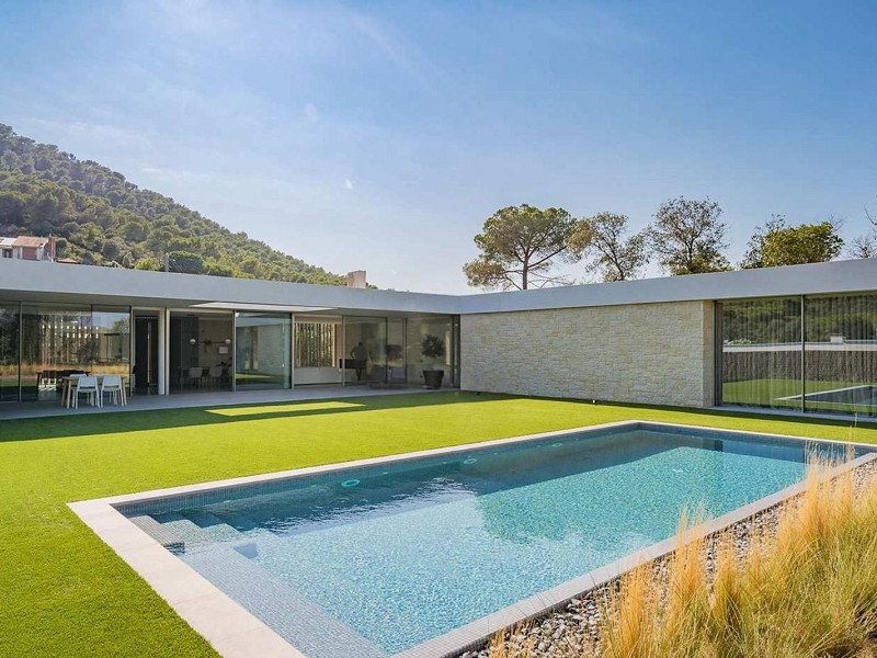 Villa contemporánea con vistas al campo de golf y la montaña en La Roca del Valles, Barcelona. Foto:  10