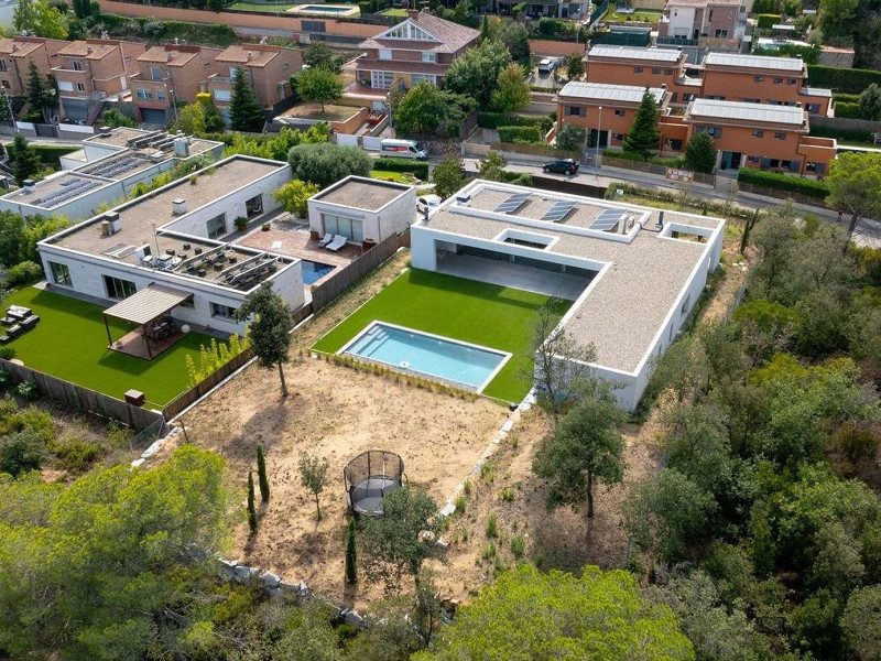 Villa contemporánea con vistas al campo de golf y la montaña en La Roca del Valles, Barcelona. Foto:  11