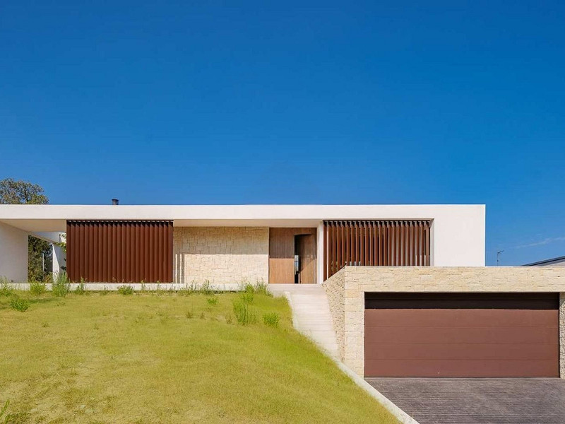 Villa contemporánea con vistas al campo de golf y la montaña en La Roca del Valles, Barcelona. Foto:  14
