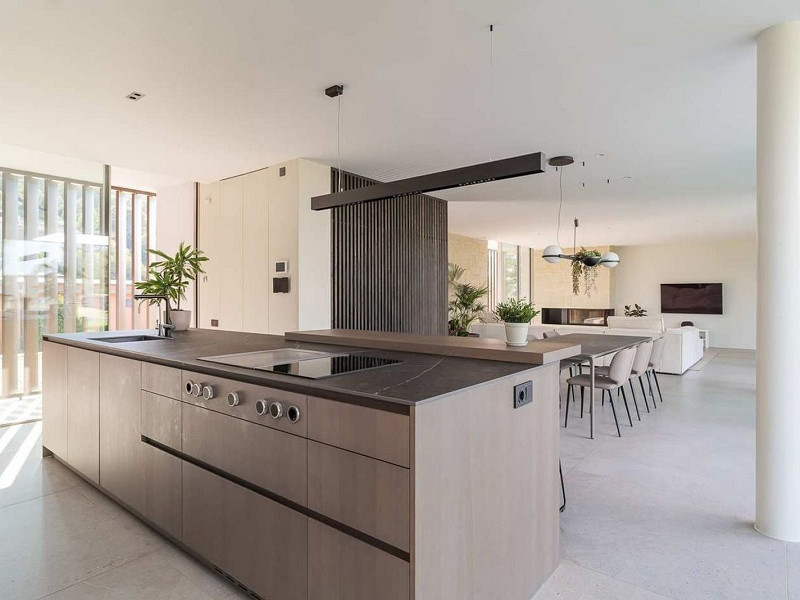 Villa contemporánea con vistas al campo de golf y la montaña en La Roca del Valles, Barcelona. Foto:  15