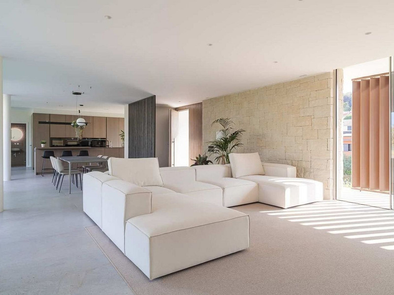 Villa contemporánea con vistas al campo de golf y la montaña en La Roca del Valles, Barcelona. Foto:  16