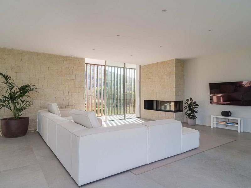 Villa contemporánea con vistas al campo de golf y la montaña en La Roca del Valles, Barcelona. Foto:  17