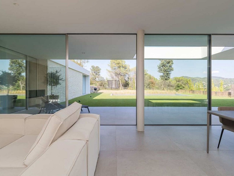 Villa contemporánea con vistas al campo de golf y la montaña en La Roca del Valles, Barcelona. Foto:  18