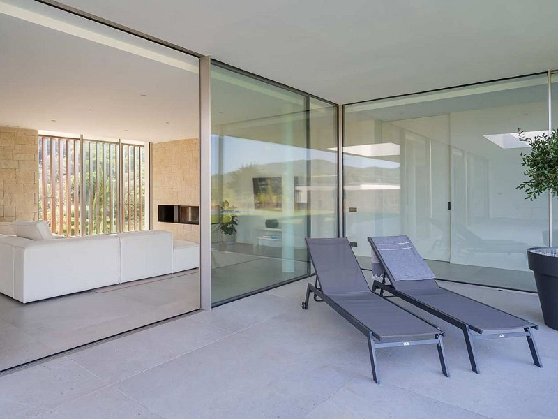 Villa contemporánea con vistas al campo de golf y la montaña en La Roca del Valles, Barcelona. Foto:  19