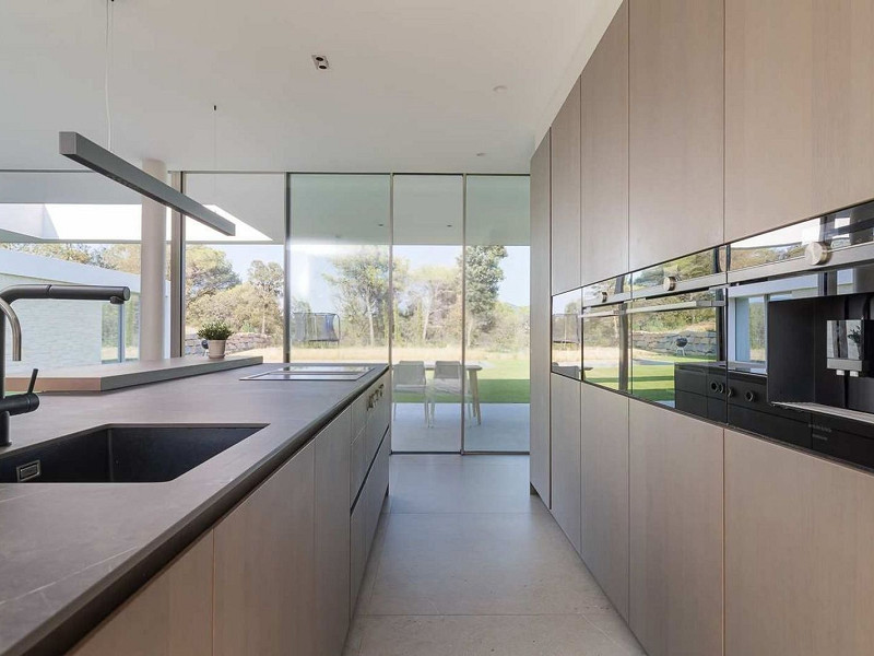 Villa contemporánea con vistas al campo de golf y la montaña en La Roca del Valles, Barcelona. Foto:  20