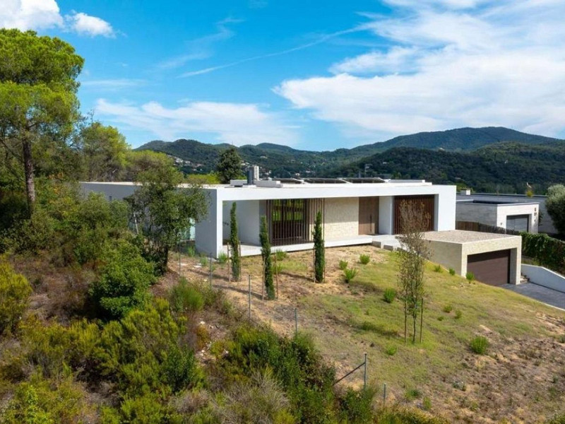 Villa contemporánea con vistas al campo de golf y la montaña en La Roca del Valles, Barcelona. Foto:  21