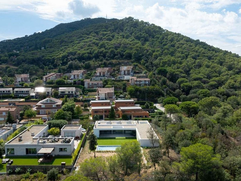 Villa contemporánea con vistas al campo de golf y la montaña en La Roca del Valles, Barcelona. Foto:  22