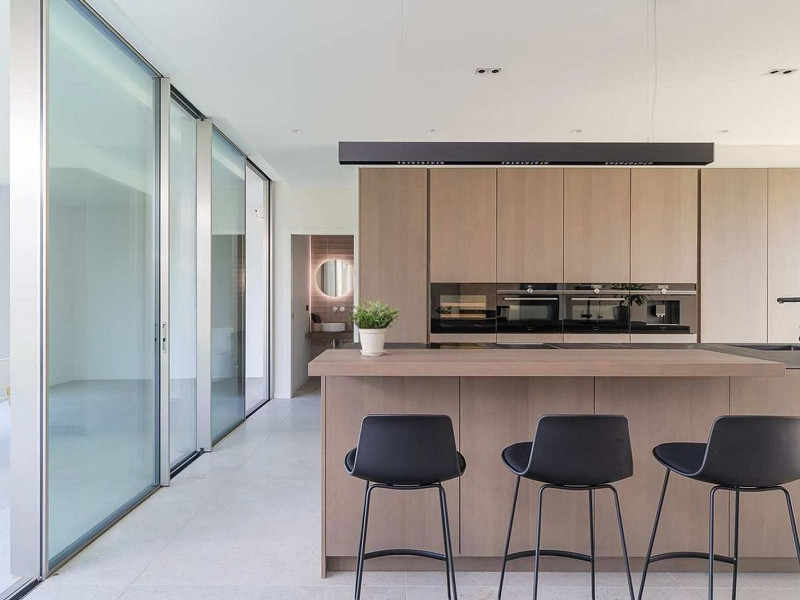 Villa contemporánea con vistas al campo de golf y la montaña en La Roca del Valles, Barcelona. Foto:  24