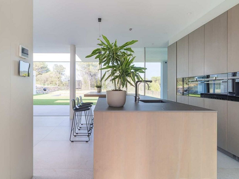 Villa contemporánea con vistas al campo de golf y la montaña en La Roca del Valles, Barcelona. Foto:  25