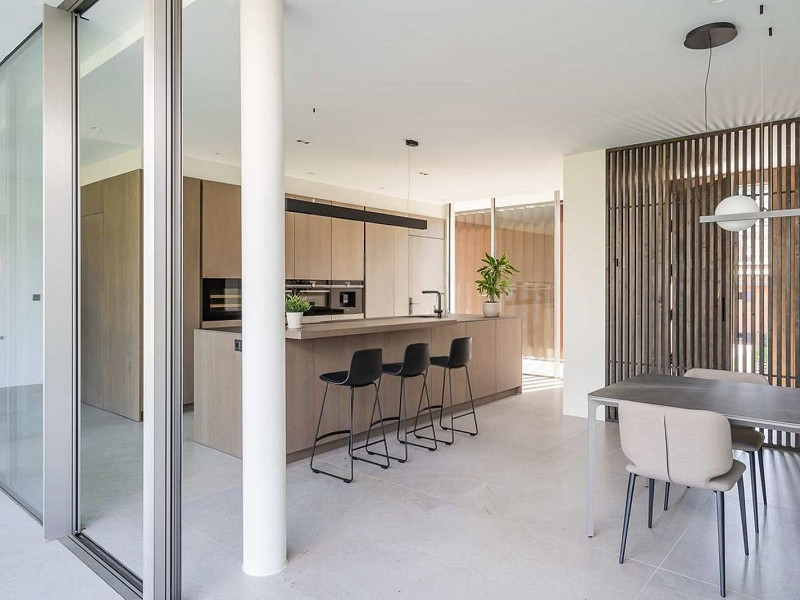 Villa contemporánea con vistas al campo de golf y la montaña en La Roca del Valles, Barcelona. Foto:  26