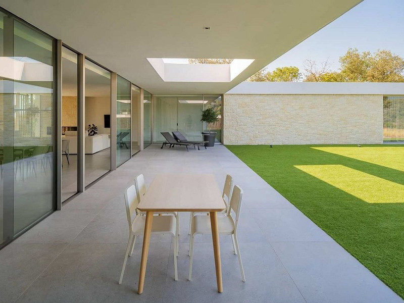 Villa contemporánea con vistas al campo de golf y la montaña en La Roca del Valles, Barcelona. Foto:  27