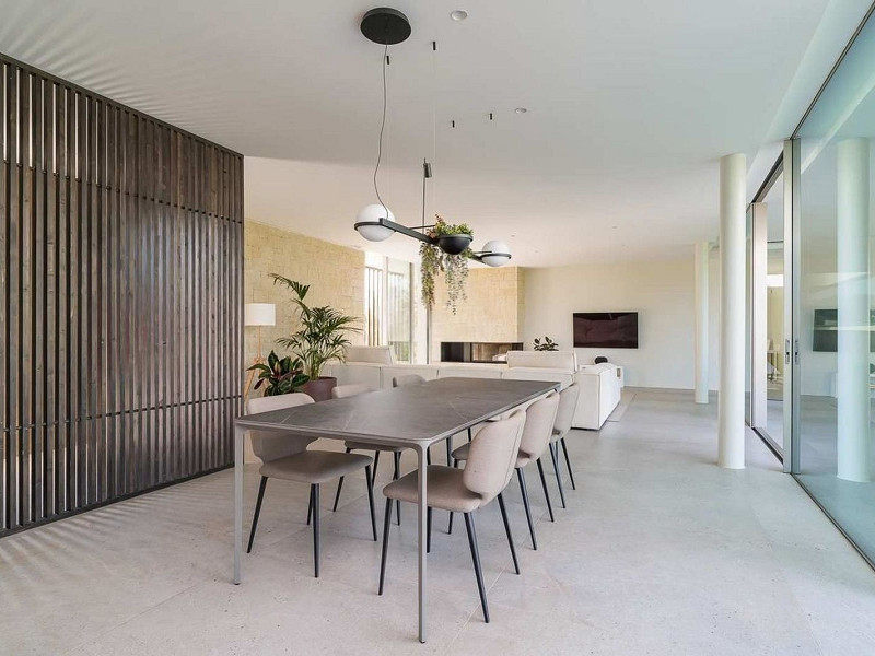 Villa contemporánea con vistas al campo de golf y la montaña en La Roca del Valles, Barcelona. Foto:  28