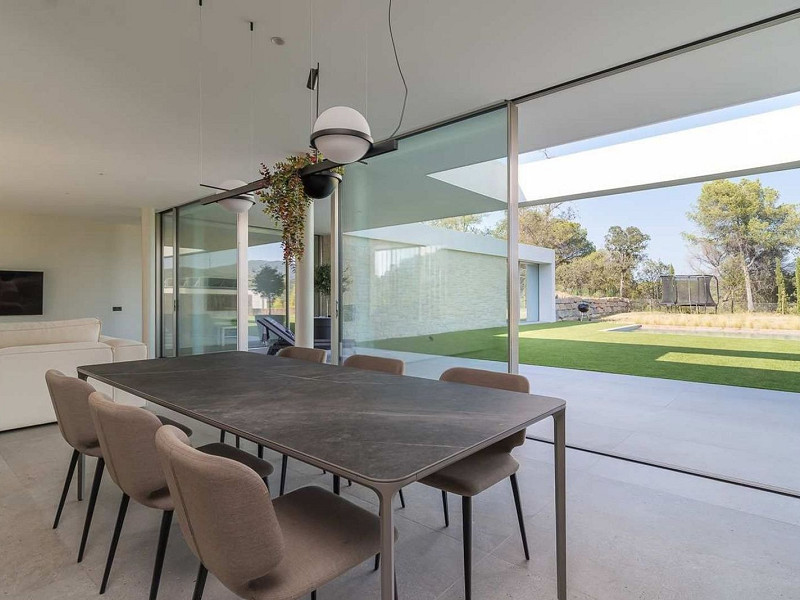 Villa contemporánea con vistas al campo de golf y la montaña en La Roca del Valles, Barcelona. Foto:  29