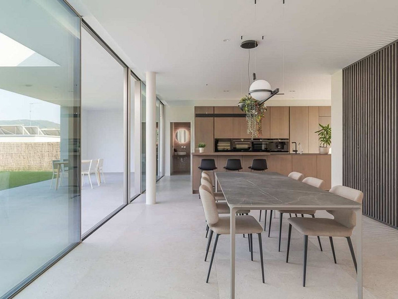 Villa contemporánea con vistas al campo de golf y la montaña en La Roca del Valles, Barcelona. Foto:  30