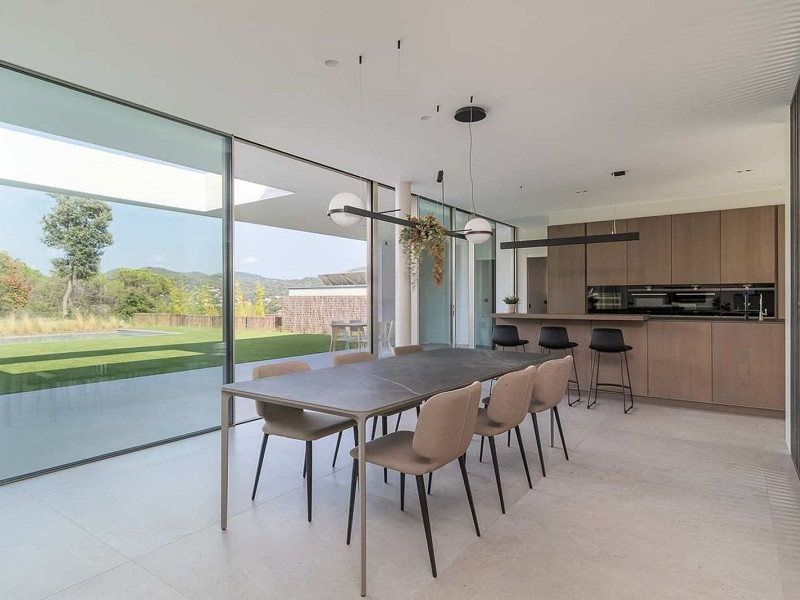 Villa contemporánea con vistas al campo de golf y la montaña en La Roca del Valles, Barcelona. Foto:  31