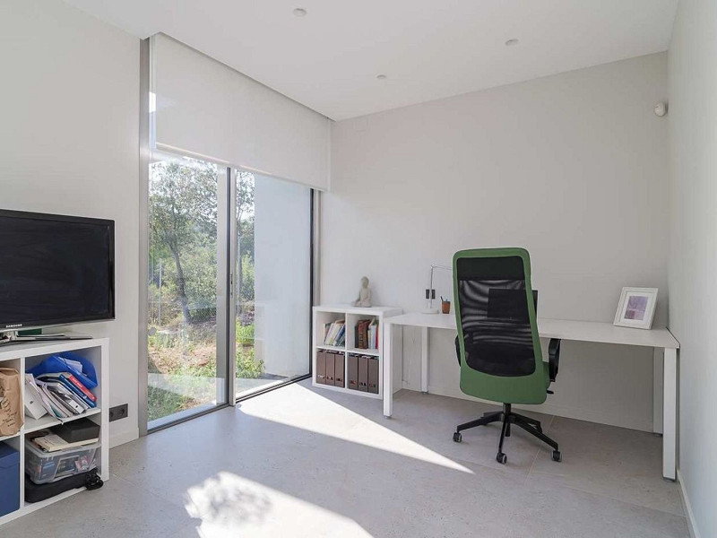 Villa contemporánea con vistas al campo de golf y la montaña en La Roca del Valles, Barcelona. Foto:  32