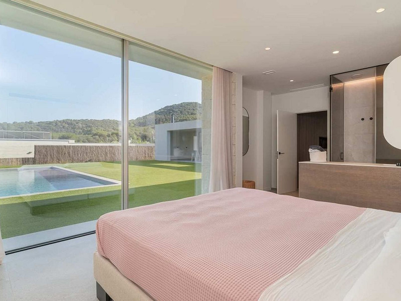 Villa contemporánea con vistas al campo de golf y la montaña en La Roca del Valles, Barcelona. Foto:  34