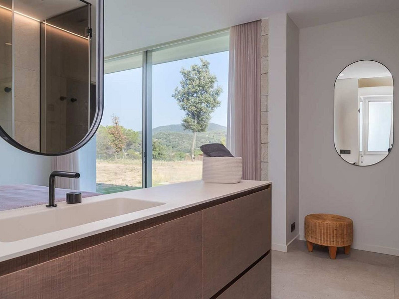 Villa contemporánea con vistas al campo de golf y la montaña en La Roca del Valles, Barcelona. Foto:  36