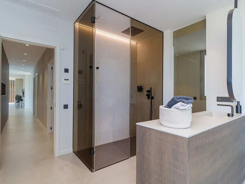 Villa contemporánea con vistas al campo de golf y la montaña en La Roca del Valles, Barcelona. Foto:  37